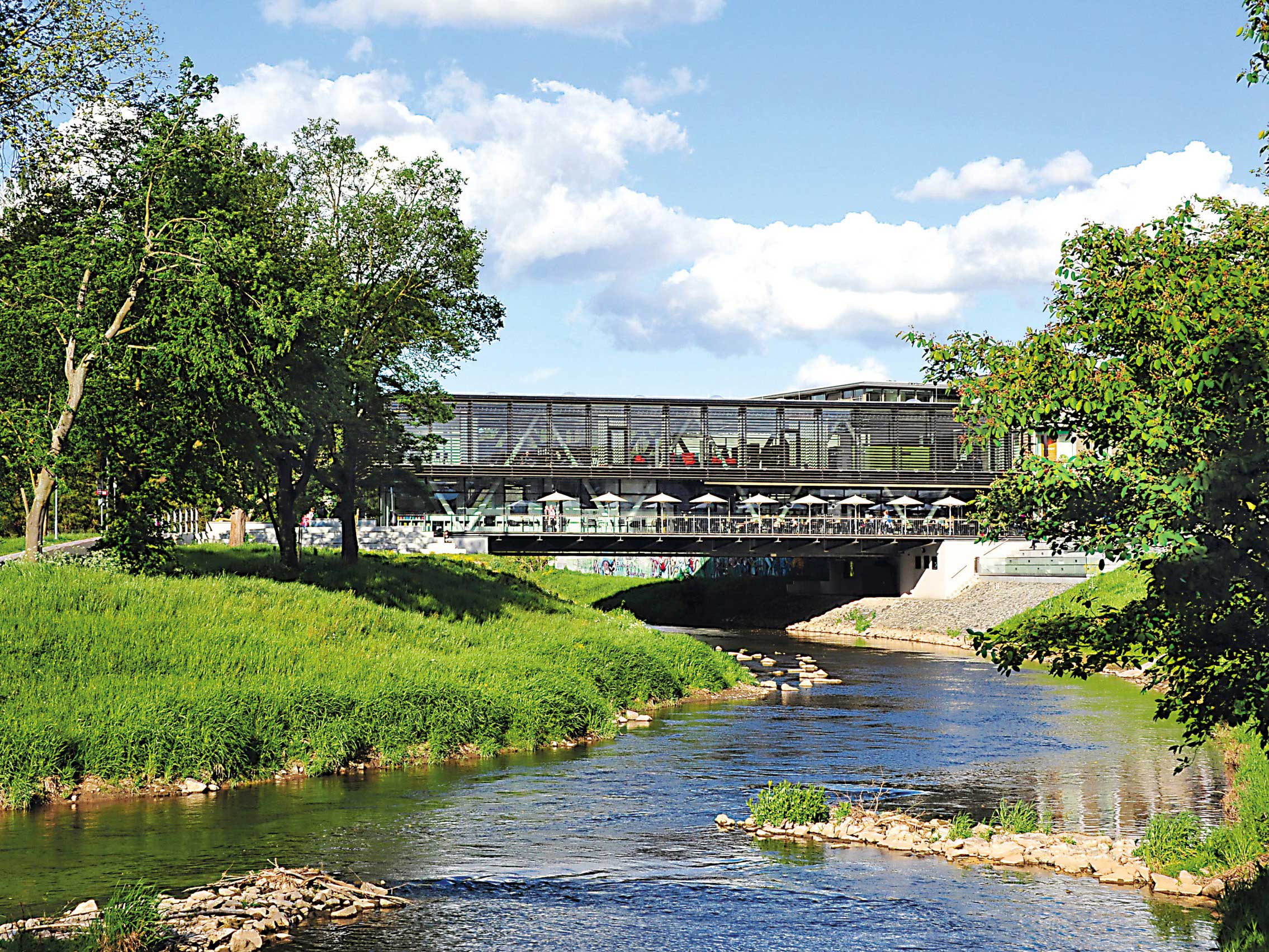 Ansicht der Bibliotheksbrücke über dem Fluss Nidda in Bad Vilbel