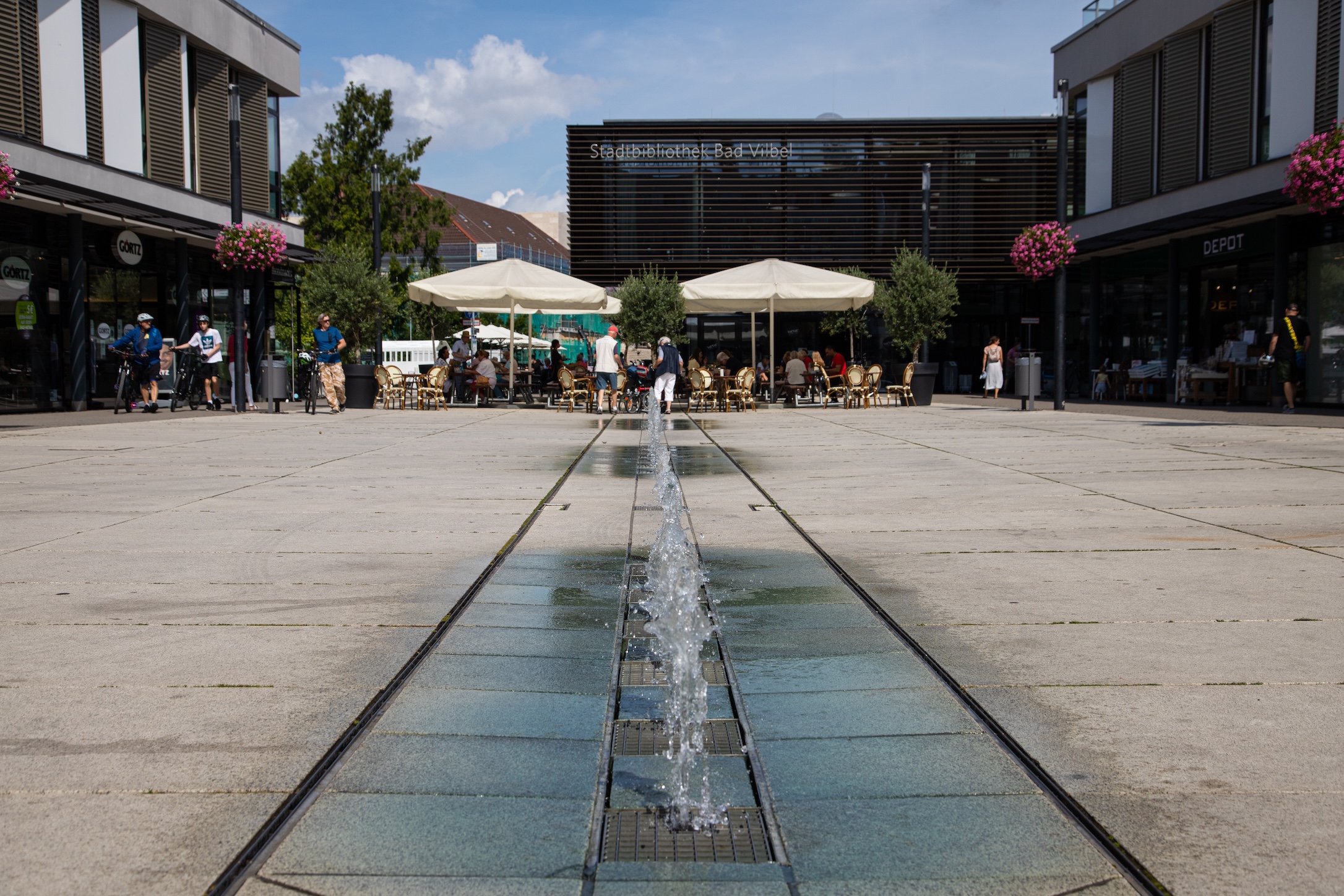 Ansicht Niddaplatz mit Wasserlauf und Rathaus