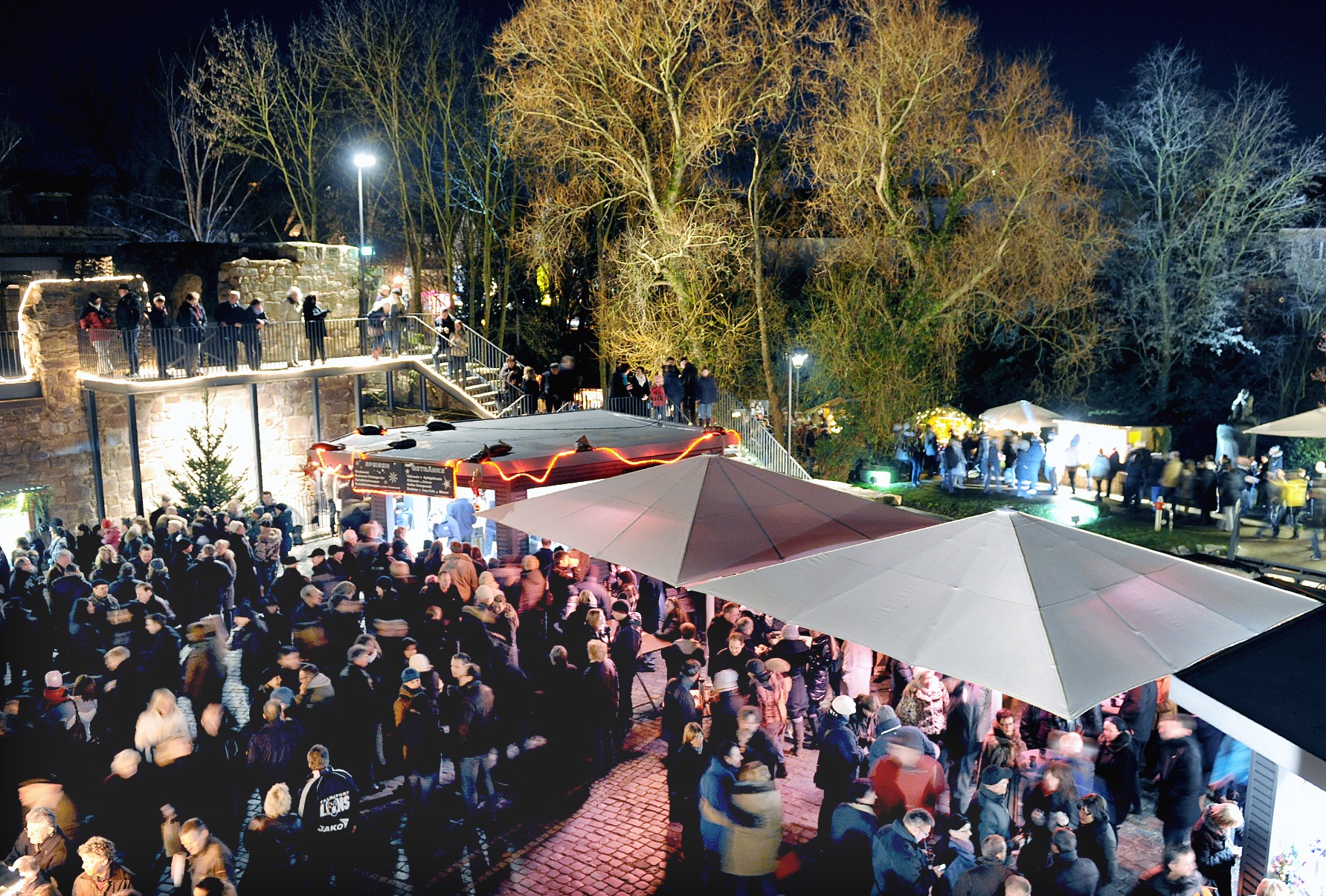 Weihnachtsmarkt Bad Vilbel von oben mit Wasserburg im Hintergrund und vielen Menschen