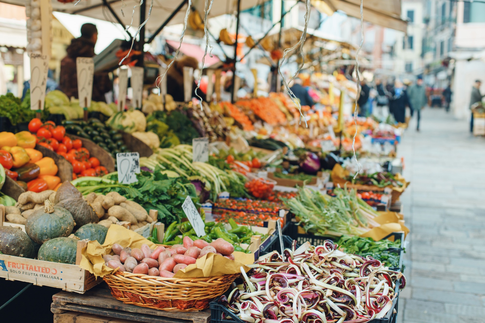 Obst und Gemüse an einem Marktstand