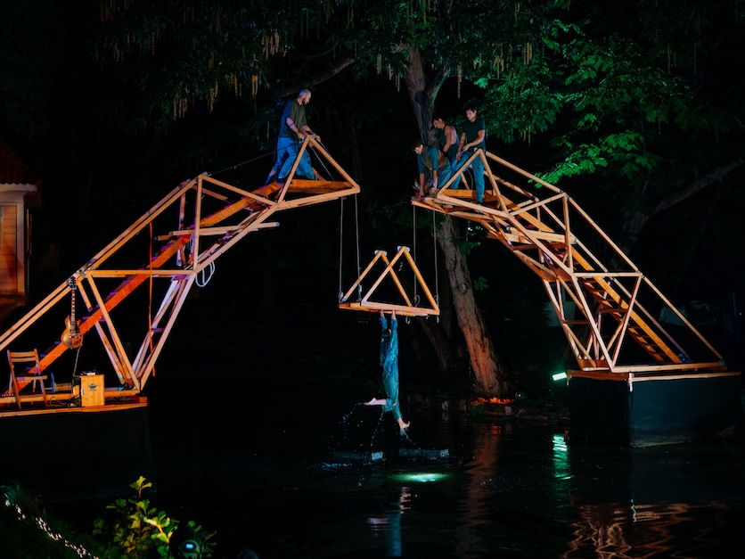 Künstler bauen Brücke über Nidda, um die Ufer symbolisch zu verbinden.