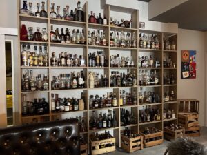 Regal in Bar Genusserie mit vielen Rum Flaschen